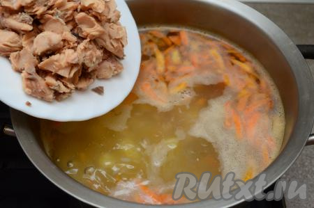 Посте того как рис и овощи будут практически готовы, выкладываем в суп консервированную горбушу и лавровый лист, доводим до кипения и варим минуты 3.