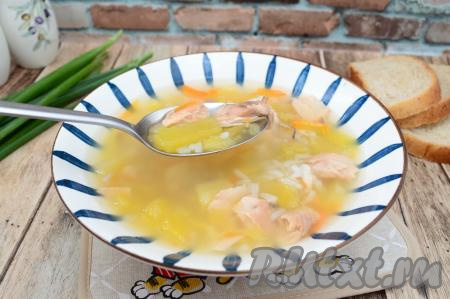 Суп с консервированной горбушей и рисом