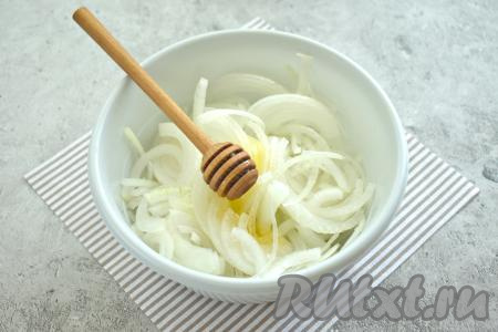 Затем в миску с луком вливаем яблочный уксус, растительное масло, добавляем сахар (или жидкий мёд).