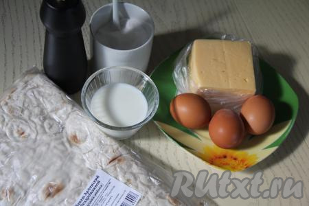 Подготовить продукты для приготовления омлета в лаваше с сыром на сковороде.