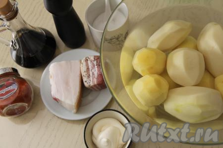 Подготовить продукты для приготовления шашлыка из картошки с салом на шампурах. Картофель почистить. Картошку я советую брать молодую, она готовится быстрее.