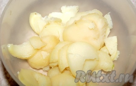 Очищенный картофель нарезать крупными кружочками.