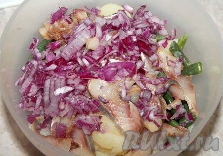Репчатый лук нарезать мелкими кусочками и добавить к салату из соленой сельди.
