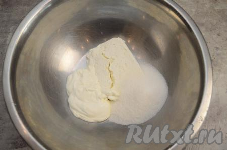 Для получения заливки соединить в миске сметану, творог и 80 грамм сахара.