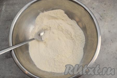 Прежде всего замесим песочное тесто, для этого в глубокую миску нужно отмерить муку, всыпать разрыхлитель, соль и сахар, перемешать сухие ингредиенты до однородности.