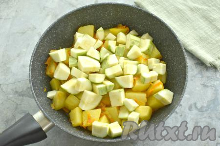 Для этого блюда я предпочитаю брать кабачок с тонкой кожурой и мелкими семечками, поэтому кожуру и семена не удаляю, просто тщательно мою кабачок. Если же вы возьмёте кабачок с толстой кожурой и крупными семечками, тогда кожуру нужно будет срезать, а семечки - удалить. 300 грамм подготовленного кабачка нарезаем на средние кубики, добавляем в сковороду с картошкой.