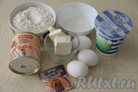 Подготовить продукты для приготовления песочного пирога с варёной сгущёнкой. Сливочное масло для замешивания теста должно быть комнатной температуры, поэтому его нужно будет заранее достать из холодильника.
