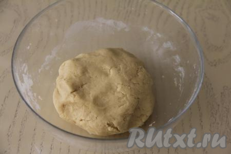 Понемногу всыпая оставшуюся просеянную муку, замесить мягкое, пластичное песочное тесто. Вымешивать это тесто не нужно, достаточно будет собрать его в ком. Завернуть тесто в пакет и убрать минут на 30 в холодильник.