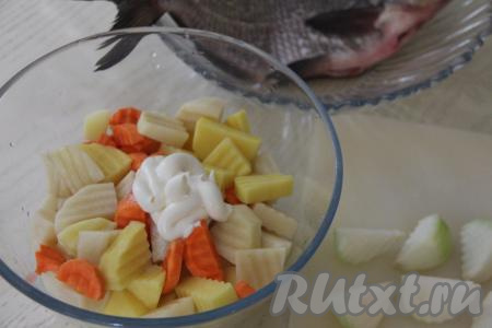 Соединить овощи в миске, всыпать соль, специи по вкусу, добавить майонез.