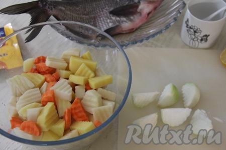 Очищенные морковку и картошку нарезать на нетолстые полукружочки (или ломтики любой формы). Очищенный лук нарезать на небольшие части.