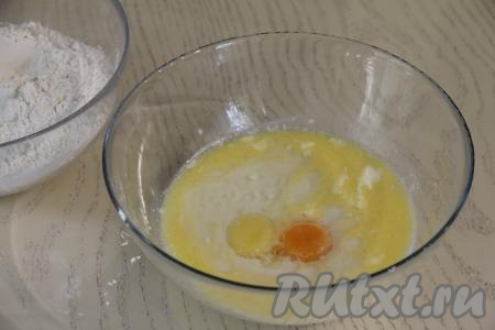 Сливочное масло растопить в микроволновке (или на плите), дать немного остыть. В объёмную миску вылить опару, добавить яйца, соль и растопленное тёплое сливочное масло, перемешать венчиком до однородности.