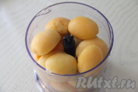 Абрикосы вымыть, удалить косточки. Выложить половинки абрикосов в измельчитель и измельчить до состояния пюре. Если нет измельчителя, можно превратить абрикосы в пюре с помощью погружного блендера.