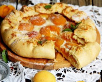 Пирог с абрикосами и творожным сыром