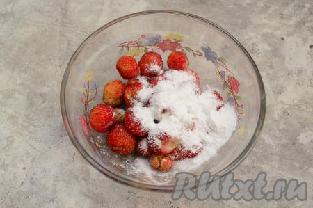 Подготовленную клубнику выложить в миску, крупные ягоды нужно предварительно нарезать на части. Добавить к клубнике сахар и крахмал. Крахмал добавляется в начинку, чтобы сделать её более густой, тогда при выпечке она не будет вытекать из круассанов.