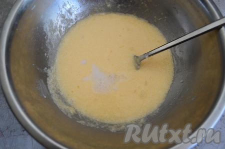 Перемешать масло с яйцами с помощью вилки до получения однородной смеси, после этого добавить соду, погашенную уксусом, хорошо перемешать.