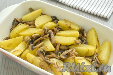 Картошку с грибами перекладываем в жаропрочную форму и отправляем в разогретую до 200 градусов духовку на 20 минут.