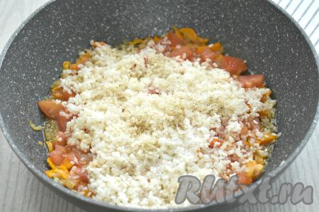 Подготовленный рис выкладываем в сковороду с обжаренными овощами, солим, перчим, перемешиваем и прогреваем 2 минуты, периодически помешивая.