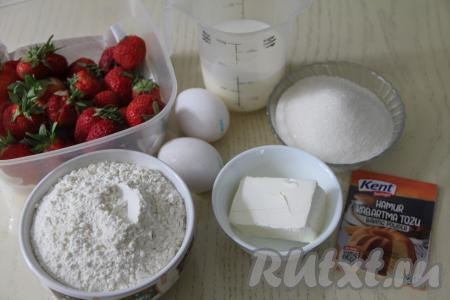 Подготовить продукты для приготовления пирога на кефире с свежей клубникой в духовке.