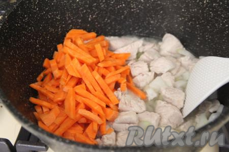 К индейке, обжаренной с луком, выложить морковь, нарезанную на небольшие брусочки, перемешать и обжаривать 4-5 минут, периодически перемешивая.
