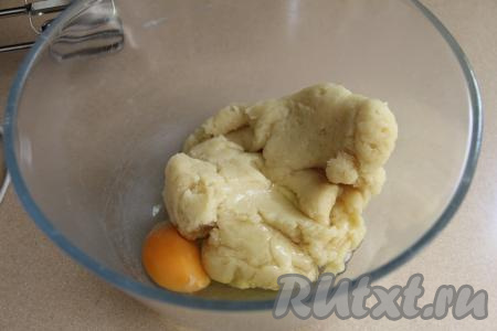Переложить тесто в миску, дать слегка остыть, после этого начать добавлять по 1 яйцу, тщательно вмешивая каждое яйцо в тесто (я перемешивала с помощью миксера, включив его на низкую скорость).