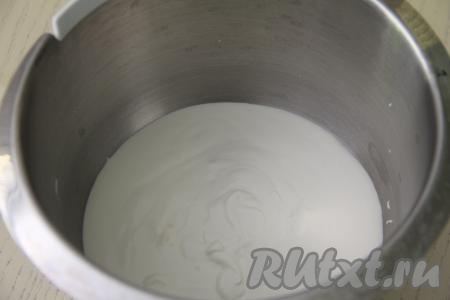 Для приготовления крема нужно хорошо охлаждённые сливки влить в чашу миксера, добавить сахарную пудру.