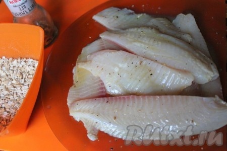Филе рыбы можно оставить целыми пластами или разрезать на кусочки желаемого размера, посыпать специями "для рыбы", посолить по вкусу и обмакнуть в сырое яйцо со всех сторон. 