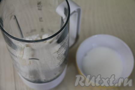 Теперь подготовим начинку, для этого в холодное молоко нужно всыпать желатин, перемешать до однородности и оставить набухать на 15-20 минут. Поместить творог и сахар в чашу погружного блендера, пробить погружным блендером до однородности.