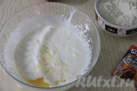 Сливочное масло растопить, дать ему немного остыть. Влить молоко и растопленное масло в яичную массу, перемешать лопаткой.