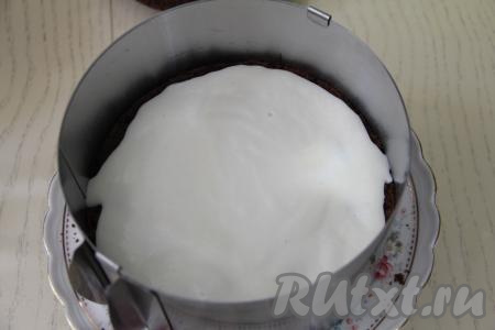 Зажать основу торта с клубникой в кольцо или в бортики разъёмной формы. Влить творожно-желатиновую массу поверх ягод.