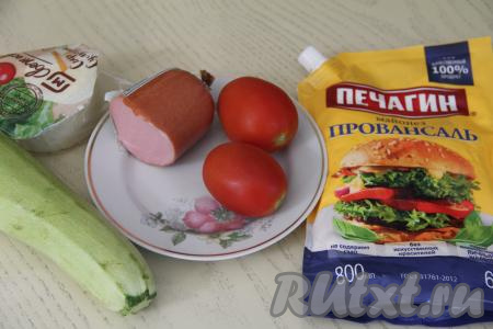 Подготовить продукты для приготовления кабачков с колбасой и сыром с помидорами в духовке. Для этого блюда нужно брать кабачок с мелкими семечками и тонкой кожурой. Я кабачок от кожуры очищать не стала, просто тщательно вымыла его и отрезала кончики с двух сторон. При желании можете кожуру с кабачка срезать. Помидоры вымыть.