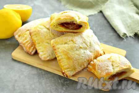 Аппетитные, вкусные слойки с нежной начинкой из варёной сгущёнки подаём к чаю, кофе, молоку. Такая слоёная выпечка непременно понравится и деткам, и взрослым!