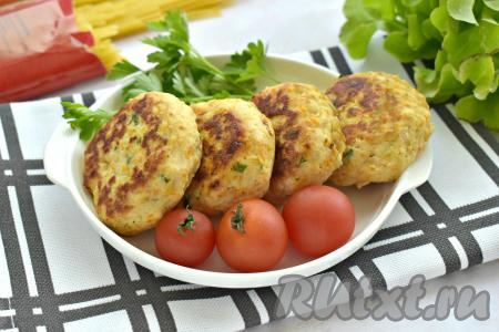 Сочные, вкусные, ароматные котлеты, приготовленные из куриного фарша с морковью, к столу подаём горячими, дополнив любимым гарниром.