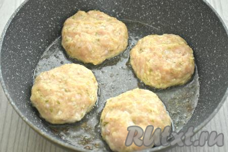 Разогреваем на сковороде растительное масло. Из куриного фарша с капустой формируем круглые (или овальные) котлеты (я сформировала 6 штук) и выкладываем на хорошо прогревшуюся сковороду. Обжариваем котлеты на огне чуть ниже среднего до подрумянивания с двух сторон (примерно по 6-7 минут с каждой стороны).