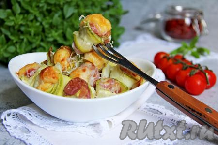 ​​​​​​​Нежные, вкусные, сочные рулетики, приготовленные из кабачков с беконом и сыром в духовке, горячими подать к столу. 