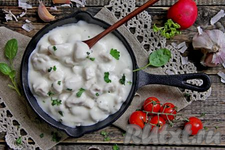 ​​​​​​​Нежное, вкусное, сочное мясо курицы вместе с майонезным соусом, в котором оно тушилось, в горячем виде с гарниром подать к столу.