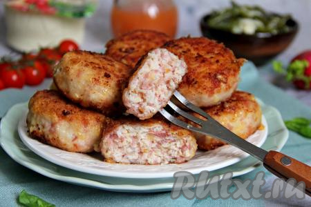 Переложить вкусные, сочные котлетки на тарелку и подать в тёплом виде с любимым гарниром к столу. А вот как куриные котлеты, приготовленные с ветчиной и сыром, выглядят в разрезе. Угощайтесь!