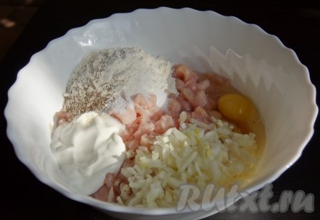 Добавить мелко рубленый лук, муку, яйцо, соль, перец, сметану, все перемешать.
