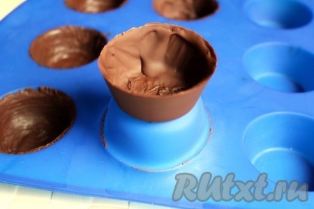 Извлекать шоколадные корзиночки нужно аккуратно, как бы выворачивая их из силиконовых формочек.