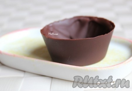 Вот так достаточно просто можно сделать очень вкусные корзиночки из шоколада.
