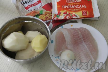 Подготовить продукты для приготовления филе пангасиуса с картошкой в духовке. Филе пангасиуса полностью разморозить. Картошку, чеснок и лук очистить.