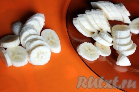 Бананы нужно очистить, нарезать на кусочки и заморозить.
