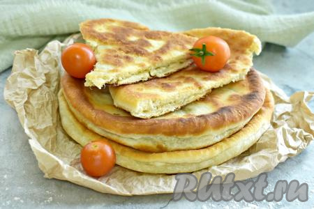 Лепёшки, приготовленные на сметане с сыром на сковороде, получаются мягкими, нежными, вкусными, к столу их лучше подавать горячими.