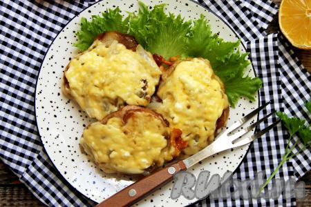 Мясо по-французски, приготовленное из свинины с  с картошкой, переложить со сковороды на тарелку и подать в горячем виде к столу.​​