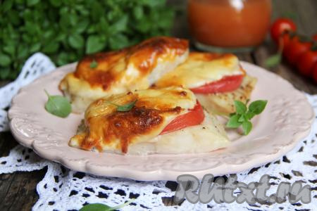 Противень с готовой рыбкой достать из духовки. Вкусное, сочное филе пангасиуса, запечённое с помидорами и сыром, разложить по тарелкам и в горячем виде подать к столу, дополнив гарниром или овощным салатом.