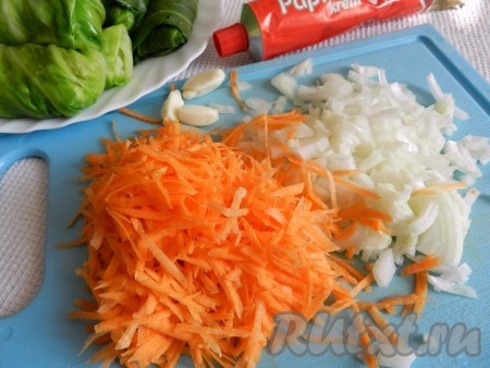 Для приготовления заправки вторую луковицу и морковь очистить. Натереть морковку на тёрке, а луковицу нарезать на кусочки.
