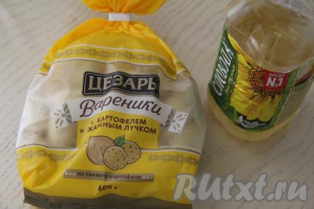 Подготовить продукты для того, чтобы пожарить на сковороде замороженные вареники с картошкой. Размораживать перед жаркой замороженные вареники с картошкой не нужно.