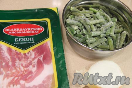 Подготовить продукты для приготовления стручковой фасоли с беконом на сковороде. Стручковую фасоль можно взять как свежую, так и замороженную. Если фасоль свежая, тогда у каждого стручка нужно будет обрезать "кончики" с двух сторон. Затем подготовленную свежую фасоль нужно будет промыть водой и разрезать каждый стручок на 3-4 части. Замороженную фасоль размораживать не нужно. Лук очистить.