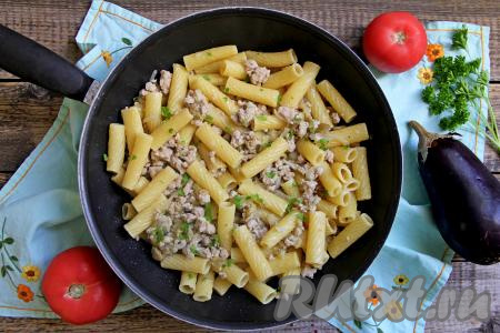 Снять сковороду с огня, разложить макароны с фаршем и баклажанами по тарелкам и в горячем виде подать вкусное, аппетитное, сытное блюдо к столу.