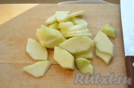 Яблоко очистить, порезать произвольно. Сбрызнуть лимонным соком.