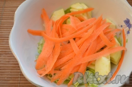 Морковь натереть на терке для корейской моркови или порезать овощечисткой. 